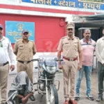 सावधान! अनोळखीला लिफ्ट देताना जपा, घुग्घूस मधील हि बातमी वाचा Ghuggus Bike Theft प्रकरणात अटक केलेला आरोपी आणि जप्त मोटरसायकल
