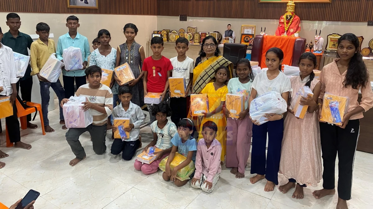 Ravindra Shinde Charitable Trust distributes free school kits and uniforms to needy students in Chandrapur.