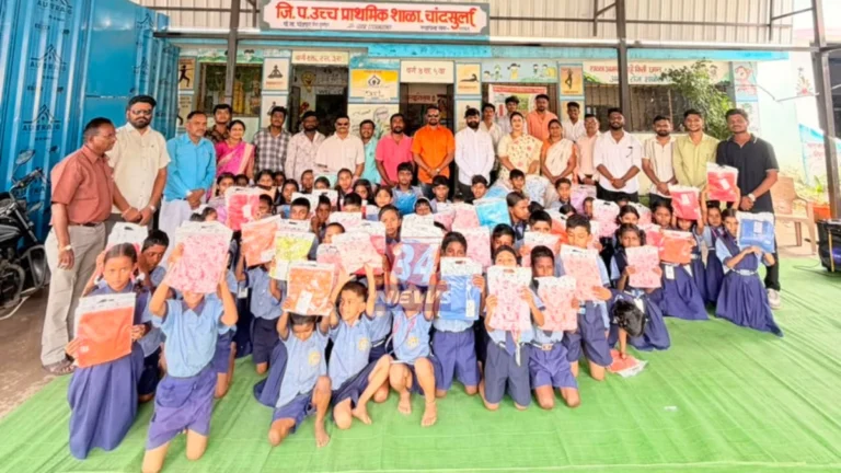 Shiv Sena Raincoat Distribution खैरगाव शाळेत विद्यार्थ्यांना रेनकोट वाटप