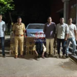Ballarpur Liquor Seizure कारवाईत जप्त केलेली इंडिगो कार आणि दारूचा साठा