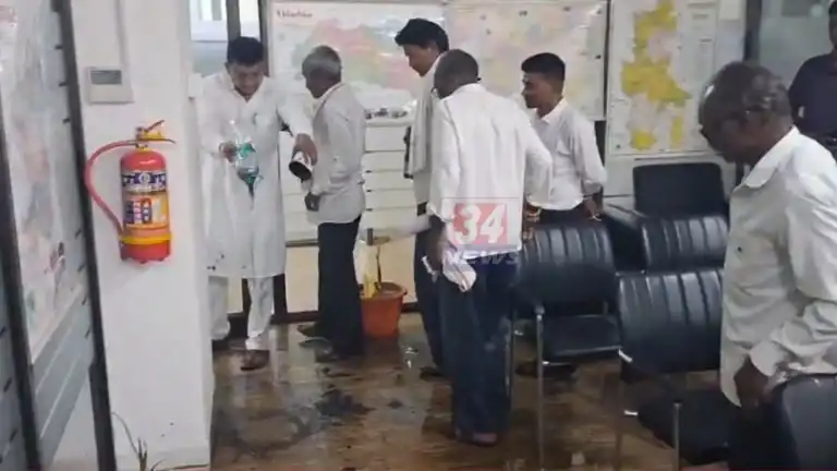 Chandrapur Farmers Protest against Lloyds Metals chemical water pollution in Usgaon