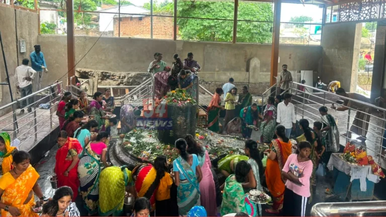 Chandrapur Mahashivling Development प्रसंगी भिवापूर येथे पूजा करताना भाविक