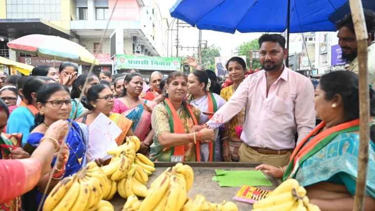 Chandrapur Raksha Bandhan celebration with workers at Gandhi Chowk