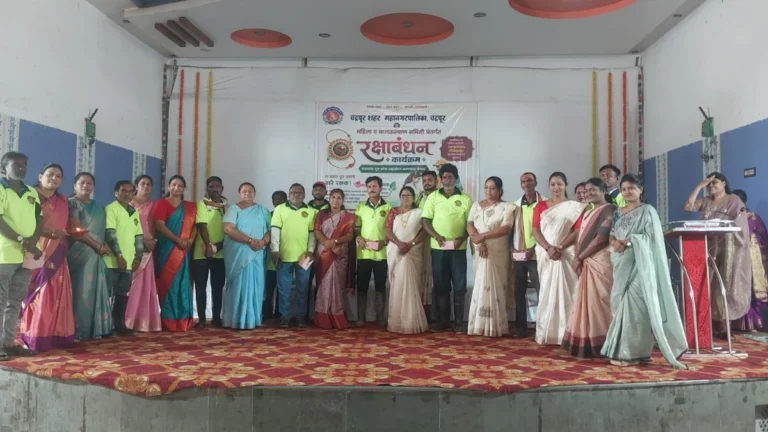Chandrapur sanitation workers यांच्यासोबत रक्षाबंधन साजरे करताना चंद्रपूर महापालिकेचे पदाधिकारी