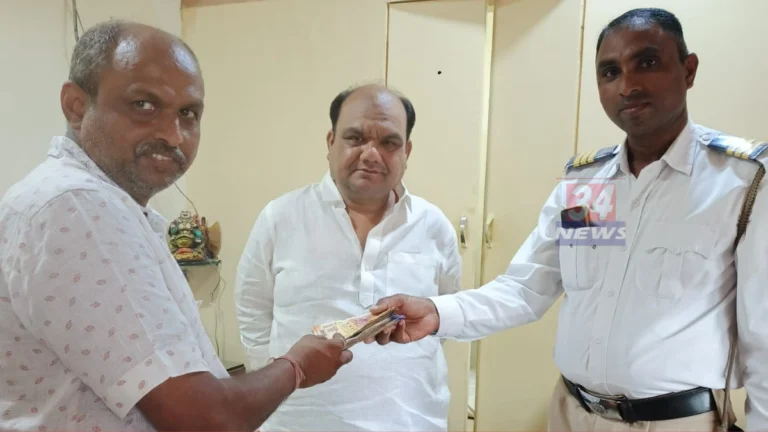 Chandrapur Traffic Police Constable Subhash Jadhav returning lost money