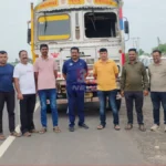 गडचांदूर पोलिसांचा सिनेस्टाईल पाठलाग: कत्तलखान्यात जाणारे ३५ गोवंश जप्त Gadchandur Cattle Smuggling Action जप्त केलेला ट्रक आणि पोलीस