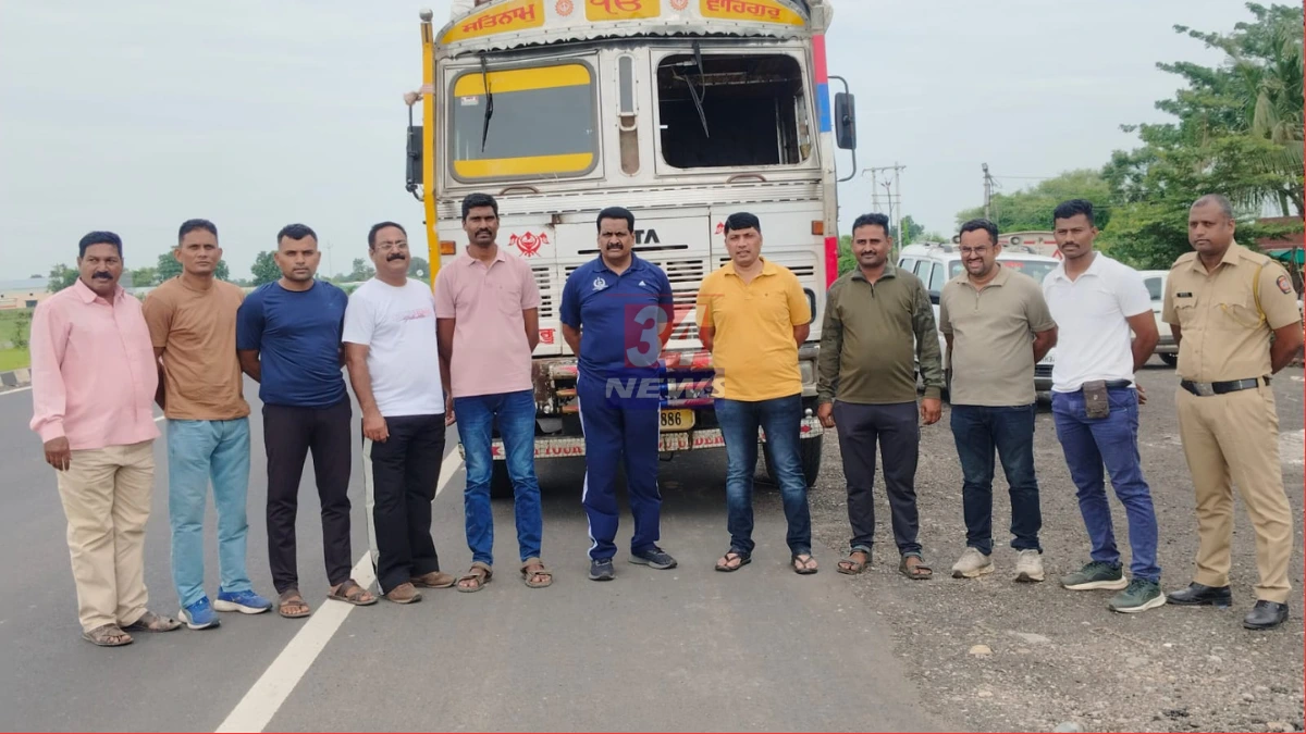 Gadchandur Cattle Smuggling Action जप्त केलेला ट्रक आणि पोलीस