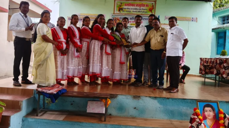Korpana Folk Dance Competition विजेत्या कोडशी शाळेच्या विद्यार्थिनी आणि शिक्षक