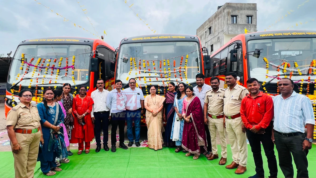 Rajmata Jijau Bus Chandrapur सोहळ्यात नवीन बसचे लोकार्पण करताना खासदार प्रतिभा धानोरकर