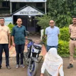 धावत्या दुचाकीवरून उडी मारून विद्यार्थिनीने उधळला विकृताचा डाव; आरोपी गणेश कुमावतला बेड्या Shegaon Crime News accused arrested by police