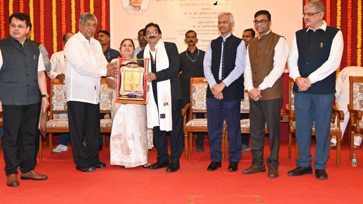 Adarsh Rajya Shikshak Puraskar presented to Dr Sanjay Gore in Pune