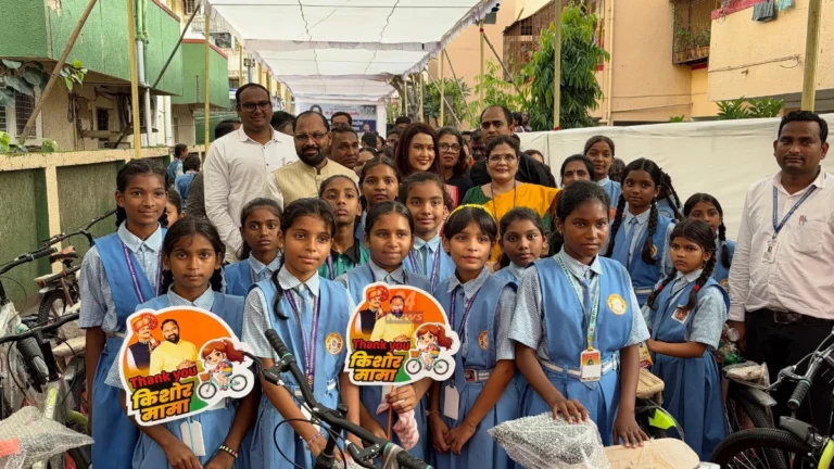 Amruta Fadnavis Cycle Distribution to school girls in chandrapur with mla kishor jorgewar