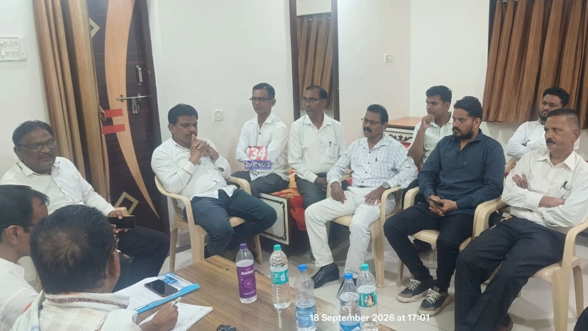BSP Chandrapur District Meeting दरम्यान मार्गदर्शन करताना जिल्हाध्यक्ष रत्नाकर साठे आणि उपस्थित कार्यकर्ते.
