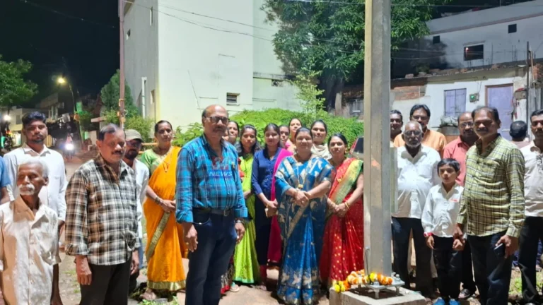 Chanda Vairagade Corporator inaugurating high mast light in Babupeth