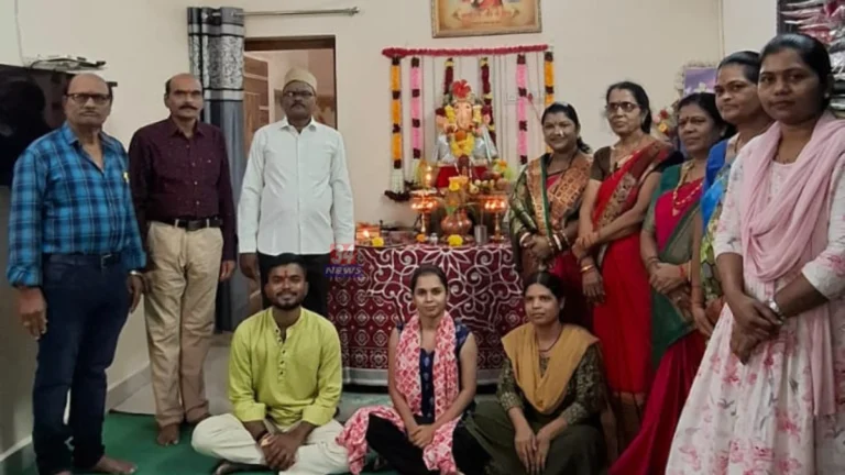 Chanda Vairagade Ganesh Utsav बाबुपेठ येथे आरती करताना नगरसेविका चंदा वैरागडे