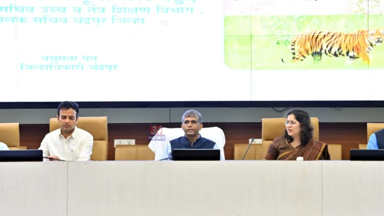 चंद्रपूर नियोजन सभागृहात Chandrapur Ayushman Card आणि विकासकामांचा आढावा घेताना अधिकारी