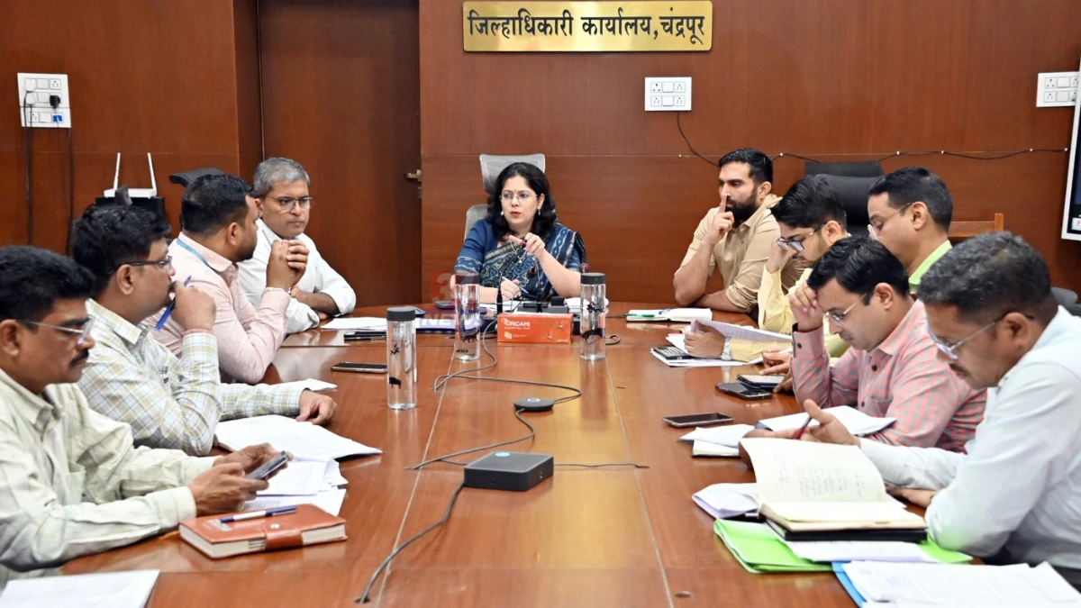 चंद्रपूर दुष्काळ उपाययोजनांबाबत जिल्हाधिकारी वसुमना पंत यांची आढावा बैठक