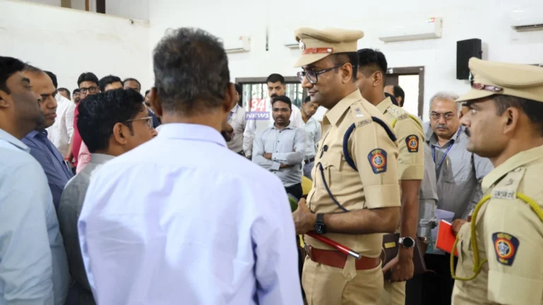 handrapur Industrial Security Meet दरम्यान उपस्थितांना मार्गदर्शन करताना पोलीस अधीक्षक आयुष नोपानी आणि पोलीस अधिकारी.