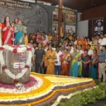 चंद्रपुरात ४०० वर्षे जुन्या पुरातन महाशिवलिंगाचा भव्य जीर्णोद्धार; अमृता फडणवीस यांच्या उपस्थितीत ऐतिहासिक धार्मिक सोहळा Chandrapur Mahashivling Temple जीर्णोद्धार सोहळ्यात पूजा करताना अमृता फडणवीस