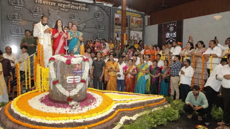 Chandrapur Mahashivling Temple जीर्णोद्धार सोहळ्यात पूजा करताना अमृता फडणवीस