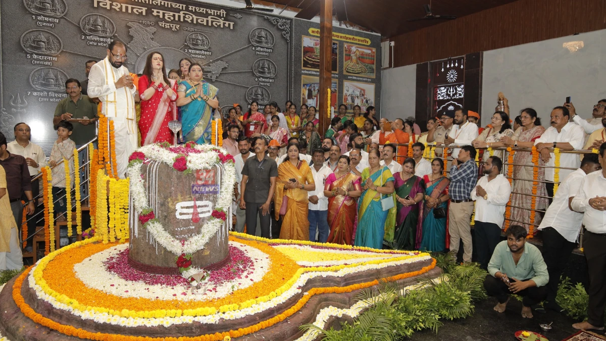 Chandrapur Mahashivling Temple जीर्णोद्धार सोहळ्यात पूजा करताना अमृता फडणवीस