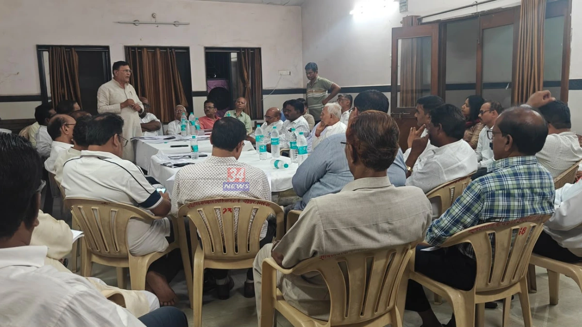 Chandrapur Mahatma Phule Jayanti बैठकीत उपस्थित सामाजिक संघटनांचे कार्यकर्ते