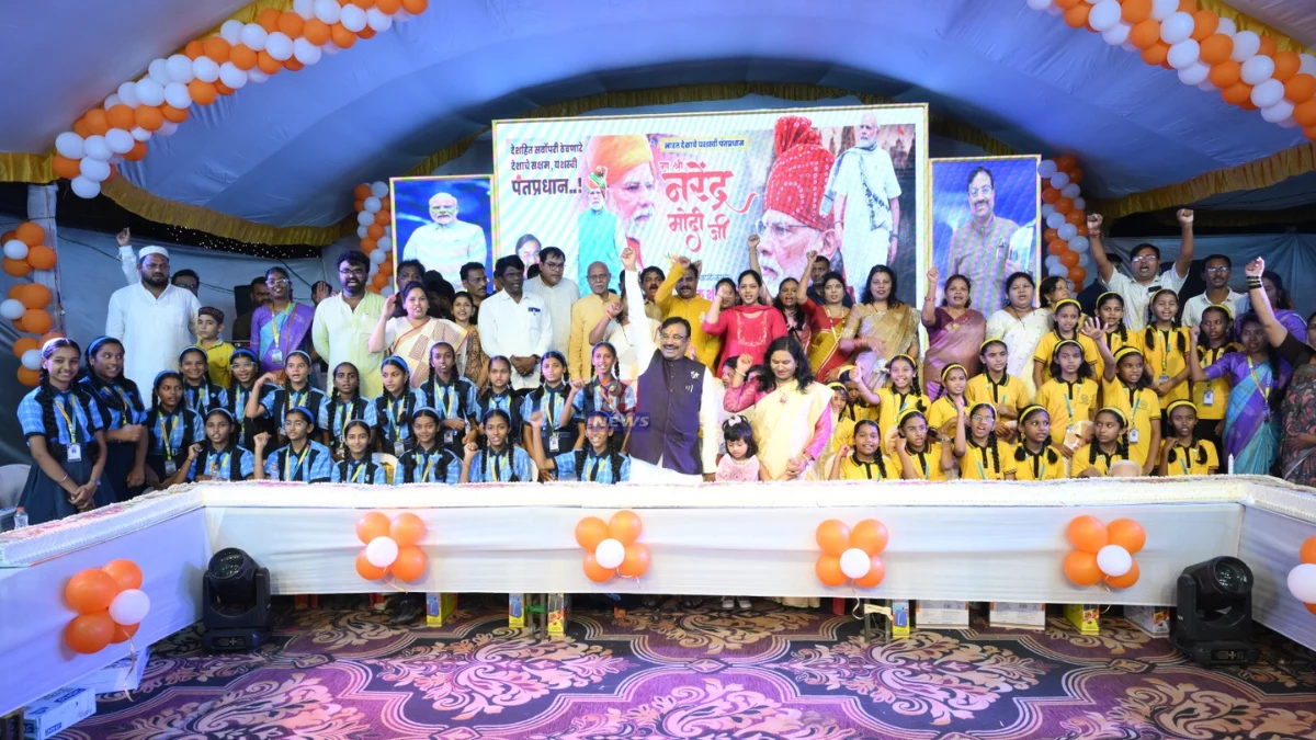 Chandrapur Modi Birthday Event निमित्त गांधी चौकात आशीर्वादाचा दिवा प्रज्वलित करताना मान्यवर