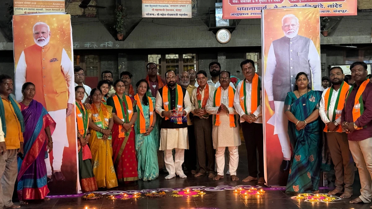 Chandrapur Seva Sankalp Abhiyan अंतर्गत माता महाकाली मंदिरात दीपप्रज्वलन करताना आमदार किशोर जोरगेवार