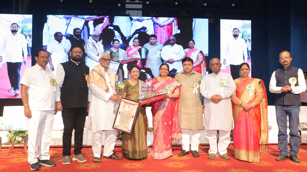 Chandrapur Teacher Award सोहळ्यात पुरस्कार प्रदान करताना आमदार सुधाकर अडबाले आणि ॲड. अभिजित वंजारी