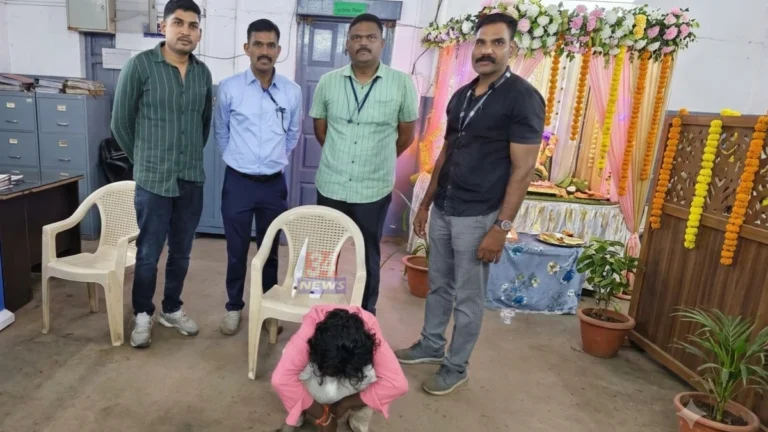 चंद्रपूर विसर्जन मिरवणुकीत हत्यारासह अटक करण्यात आलेला तरुण आणि जप्त मुद्देमाल