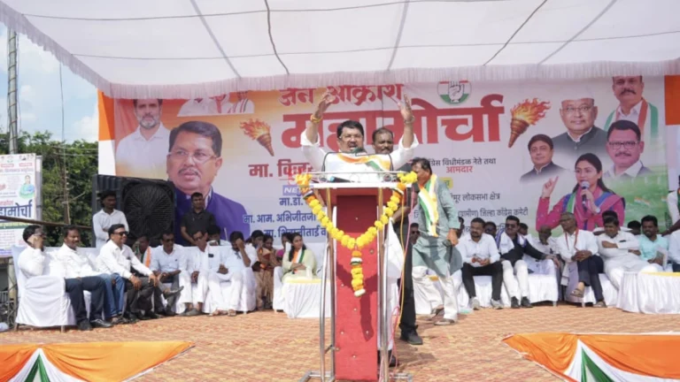 Chimur Congress Janakrosh Morcha दरम्यान ट्रॅक्टर आणि बैलगाड्यांसह तहसील कार्यालयावर धडकलेले शेतकरी व कार्यकर्ते.