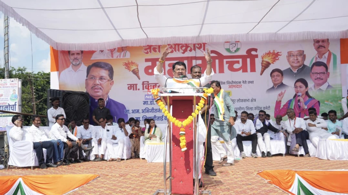 Chimur Congress Janakrosh Morcha दरम्यान ट्रॅक्टर आणि बैलगाड्यांसह तहसील कार्यालयावर धडकलेले शेतकरी व कार्यकर्ते.