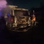घुग्गुस ट्रक आग : कोळसा वाहतुकीचा ट्रक जळून खाक घुग्गुस ट्रक आग घटनेनंतर जळालेला कोळसा वाहतुकीचा ट्रक