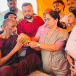 Ghughus Buddha Vihar Dispute आंदोलनात भंते रत्नमणी थेरो यांना नारळ पाणी देताना खासदार प्रतिभा धानोरकर