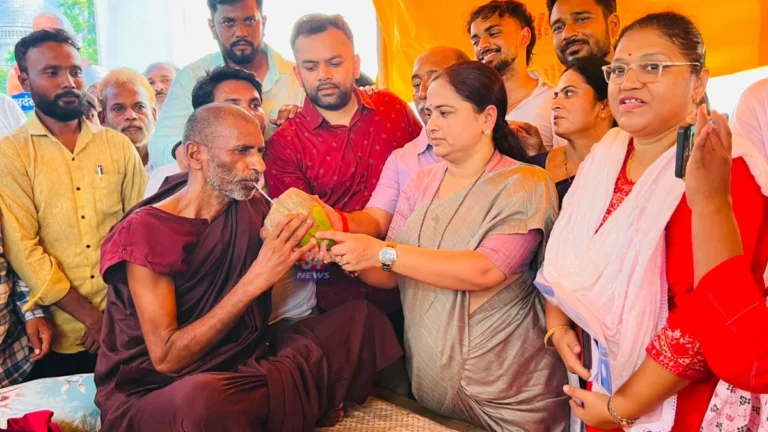 Ghughus Buddha Vihar Dispute आंदोलनात भंते रत्नमणी थेरो यांना नारळ पाणी देताना खासदार प्रतिभा धानोरकर
