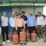 भरल्या सिलिंडरमधून २ किलो गॅस चोरी? चंद्रपुरात बिंग फुटले, गोपिका गॅस एजंसीवर कारवाई होणार? Illegal Gas Refilling in Chandrapur supply department seized 51 cylinders