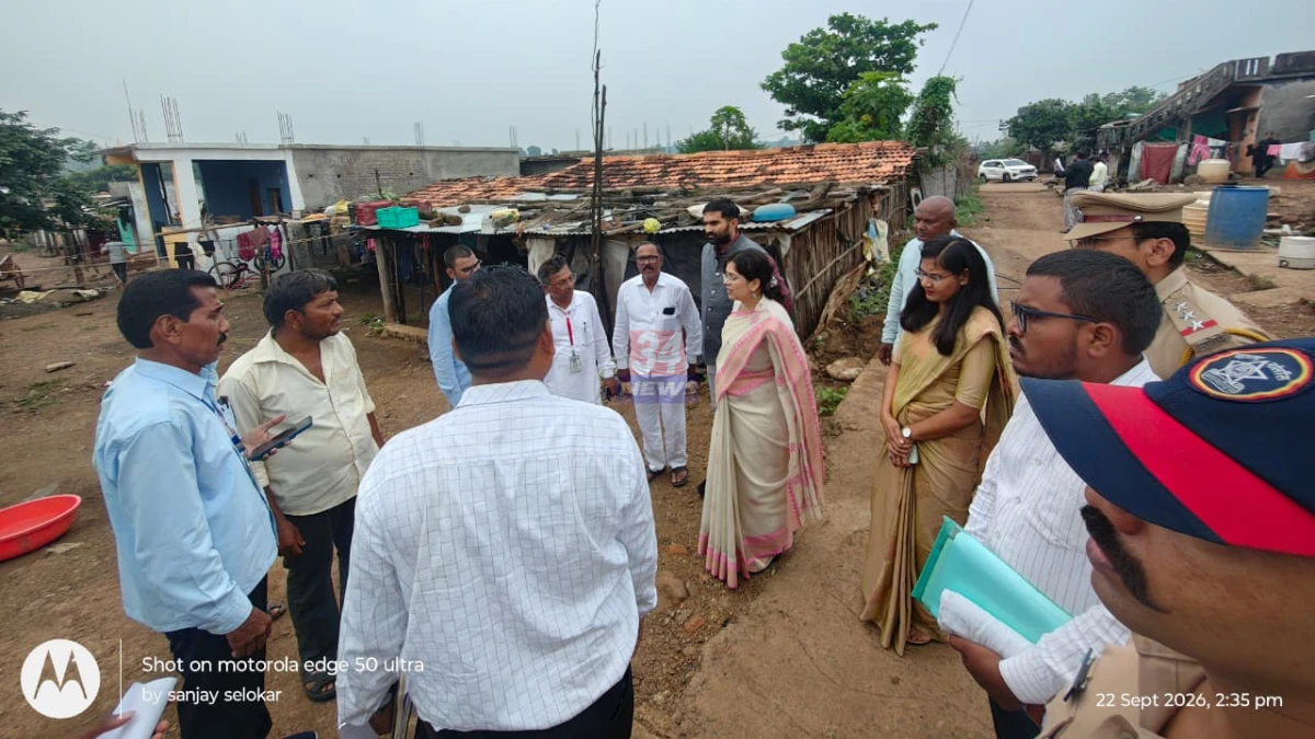 Jiwati Collector Visit दरम्यान जिल्हाधिकारी आरोग्य आणि शिक्षणाच्या कामांचा आढावा घेताना