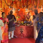आमदार किशोर जोरगेवार यांच्या निवासस्थानी बाप्पाचे आगमन; समाजातील दुर्जन शक्तींचा नाश व्हावा - आमदार किशोर जोरगेवार Kishor Jorgewar Ganesh Utsav राजमाता निवासस्थानी आरती करताना आमदार किशोर जोरगेवार