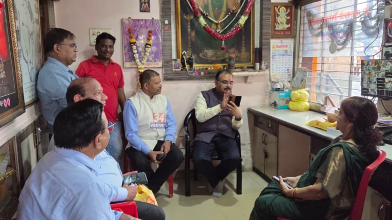 Mahakali Temple Solar Project पाहणी करताना महावितरण संचालक धनंजय औंढेकर आणि अधिकारी