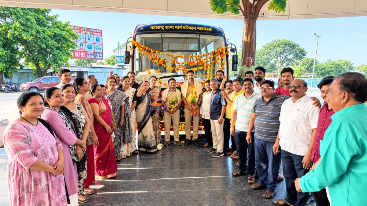 मुल नागपूर बससेवा सुरू झाल्यानंतर मुल बस स्थानकावर उभी असलेली एसटी बस