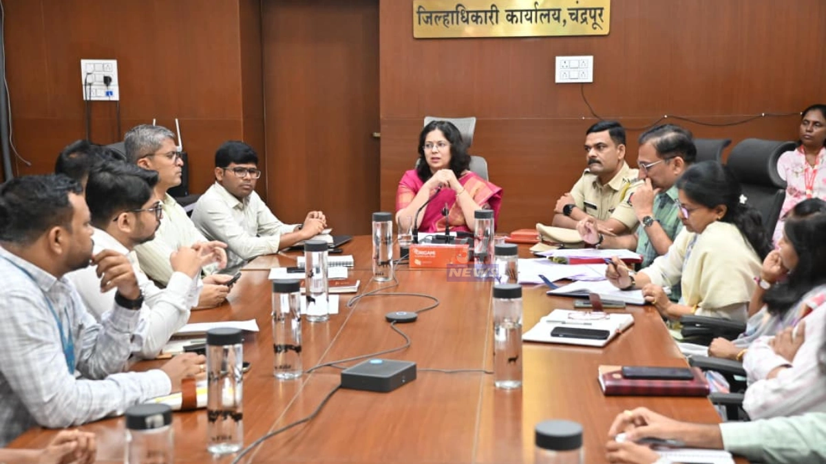 नागपूर पदवीधर मतदारसंघ निवडणूक आढावा बैठकीत जिल्हाधिकारी वसुमना पंत मार्गदर्शन करताना