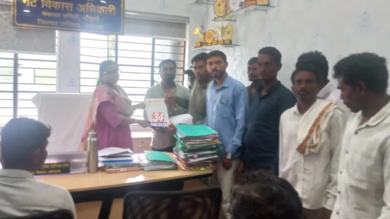 Pombhurna School Water Problem delegation giving memorandum to BDO