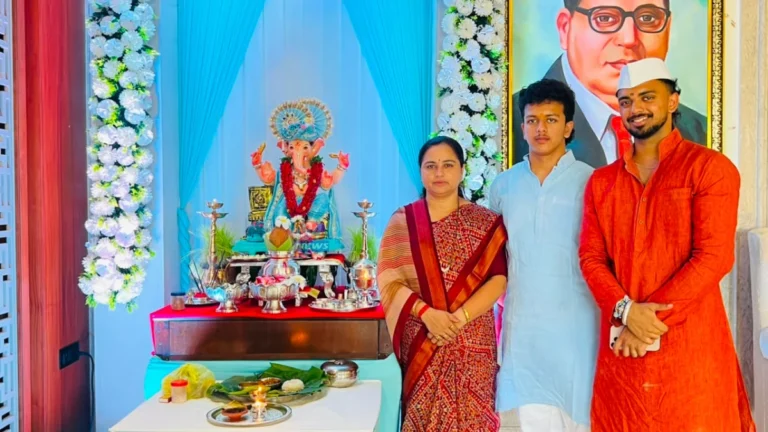 Pratibha Dhanorkar Ganesh Utsav निमित्त वरोरा कार्यालयात आरती करताना मानस आणि पार्थ धानोरकर