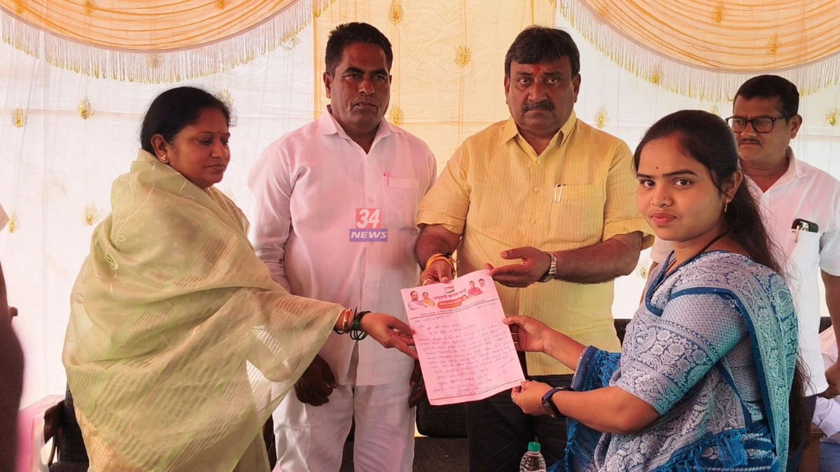 Risod NCP Mahila President पदी नियुक्ती झाल्यानंतर पत्र स्वीकारताना सौ. वर्षा कानडे व पदाधिकारी.