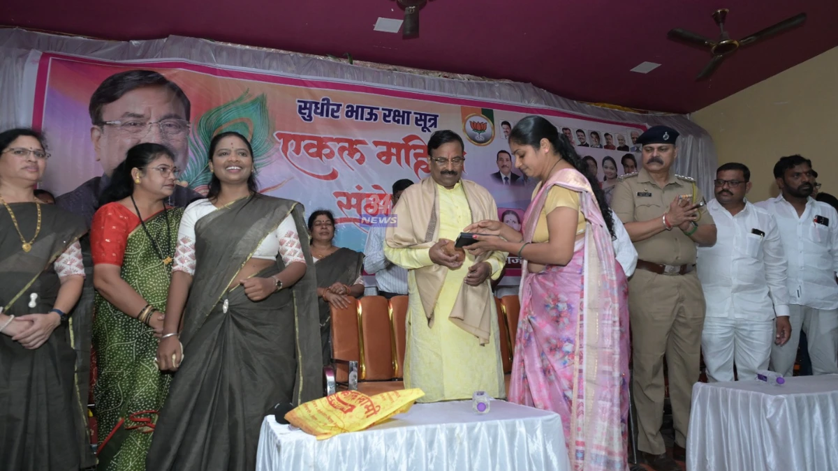 Sudhir Mungantiwar Pombhurna program Sonali Bhurse ties rakhi for cancer treatment help