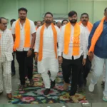 ऊर्जानगर सेवानिवृत्त सत्कार सोहळ्यात आमदार संजय दरेकर सभासदांचा सन्मान करताना