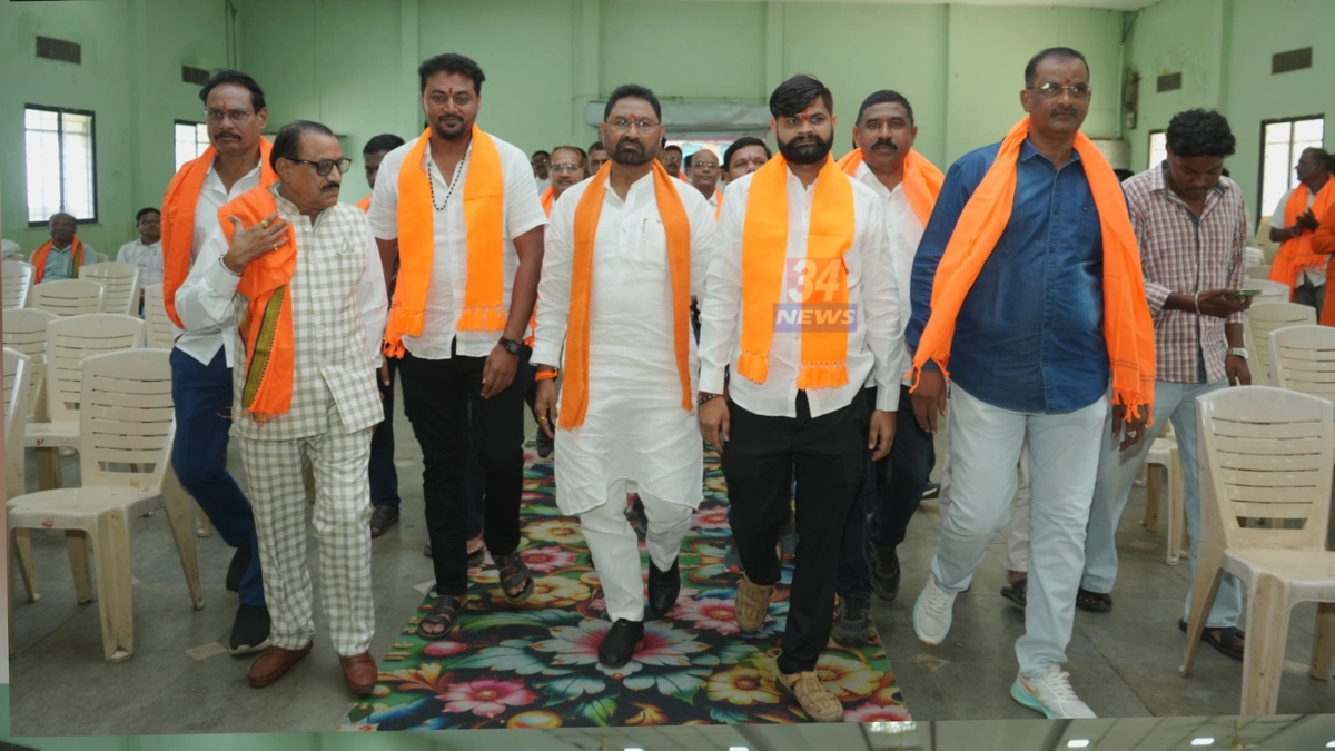 ऊर्जानगर सेवानिवृत्त सत्कार सोहळ्यात आमदार संजय दरेकर सभासदांचा सन्मान करताना