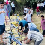चंद्रपूर वनराई बंधारा उभारणीत श्रमदान करताना अधिकारी आणि ग्रामस्थ, आरवट-शिवणी