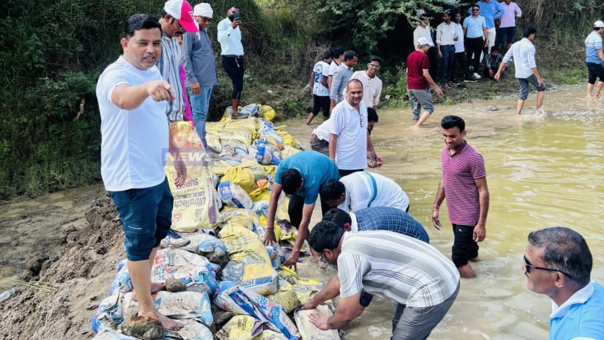 चंद्रपूर वनराई बंधारा उभारणीत श्रमदान करताना अधिकारी आणि ग्रामस्थ, आरवट-शिवणी