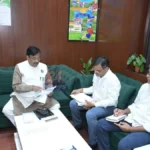 बल्लारपूरमधील दुष्काळ उपाययोजनांसाठी सुधीर मुनगंटीवार यांची जिल्हाधिकाऱ्यांसोबत बैठक; २४ तास वीजेची मागणी बल्लारपूर दुष्काळ उपाययोजनांसाठी जिल्हाधिकाऱ्यांना निवेदन देताना आमदार सुधीर मुनगंटीवार